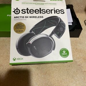 Arctis 9X Wireless Gaming Headset - Black with Green Accents